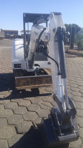 MINI ESCAVADEIRA BOB CAT 325 ANO 2012