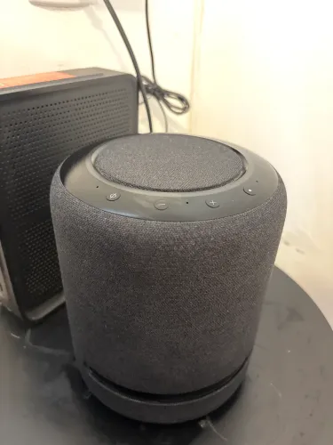 Alto-falante inteligente Amazon Echo Studio com áudio 3D e Alexa preto