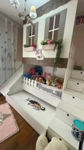 Quarto infantil com cama, escorregador e escada gaveteiro