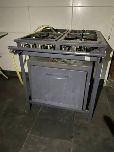Fogão industrial 4 bocas e um forno