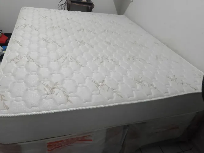 Vendo cama semi nova ainda no plástico