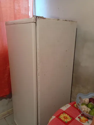 Geladeira Consul muito boa gelando bem com todas as prateleiras 