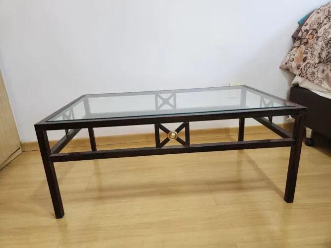 mesa de centro com tampo de vidro e estrutura em metal, 2 cadeiras conjunto