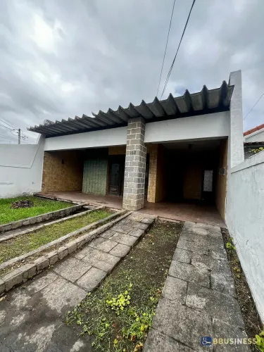 Casa à venda com 5 quartos sendo 1 suíte - Centro, Campos dos Goytacazes, RJ