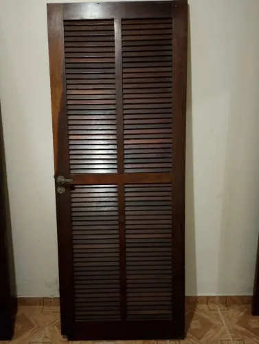 Porta Veneziana em madeira de lei (100% Imbuia), 2,10mx80cm.