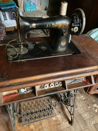 Antiguidade - Máquina de costura Singer antiga, ano 1928