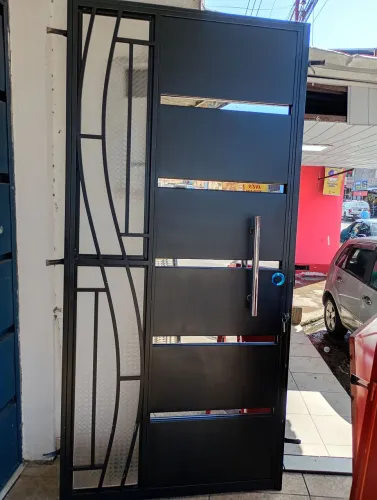 Linda porta de 1mtx2.10 abre a janelinha do lado