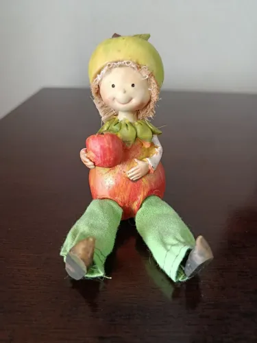 Figura Decorativa - Boneca Perna Mole Maçã 