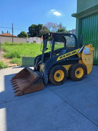 Mini carregadeira New Holland