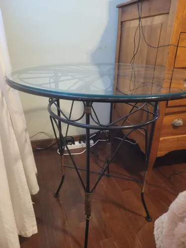 Mesa bistro circular com tampo de vidro e base de ferro trabalhado.(70x70)