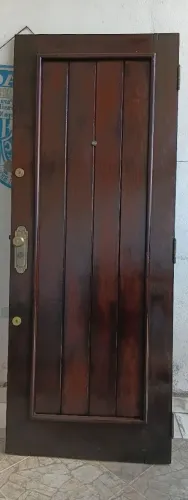 Porta de madeira nobre