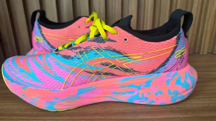 Estilo tênis da marca ASICS, da linha Metaspeed