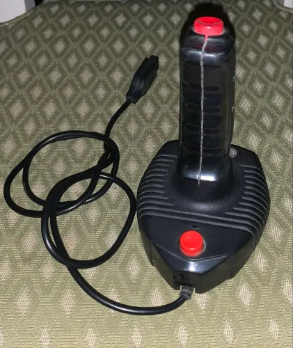 Controle Dynacom Dynastick Atari no estado Precisa manutenção