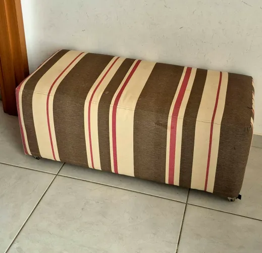 Par de Pufs Grandes com Rodízios - Bem Conservados