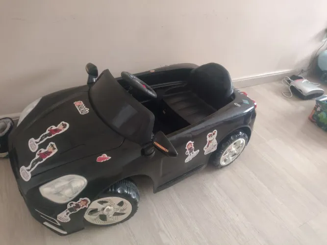 Carrinho automático e com controle remoto para criança entre 2 á 25 kg pouco usado 