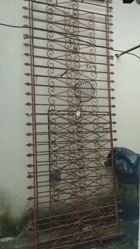 VENDO GRADE PRA MURO E PORTÃO DE FERRO.