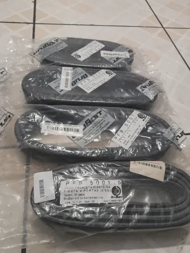Vende se o jogo completo da  borracha da canaleta do ford fiesta 2002 das 4 portas 