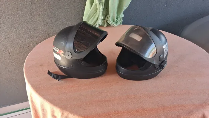 Vende-se dois capacete