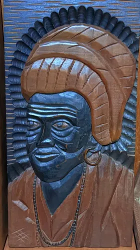 Quadro de madeira maciça.