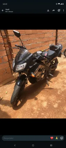 A moto está boa em estado de uso bom para andar tá nova