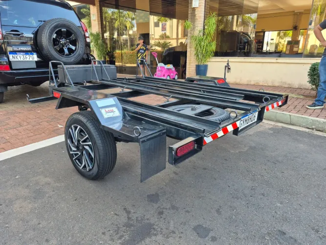 Carreta para moto, nova com caixa de ferramentas.