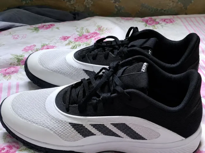Adidas own the game 3.0 (branco e preto)