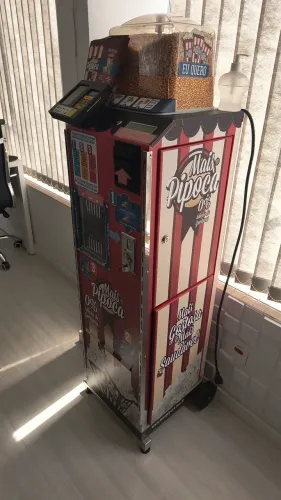Máquina de pipoca automática