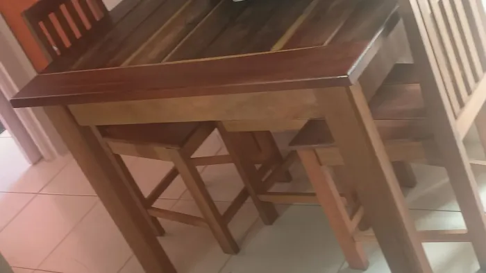 Vendo esta mesa com quatro cadeiras