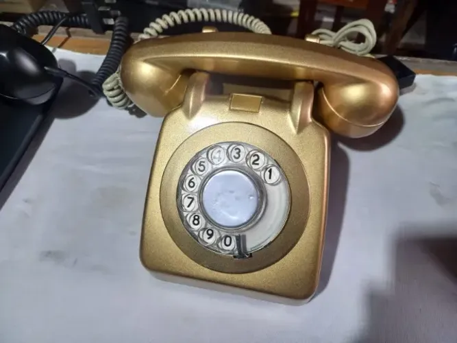 Telefone Vintage de Disco Dourado