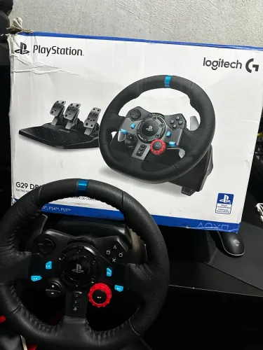 volante logitech g29 mais pedais , só usei 3 dias e tá novo 