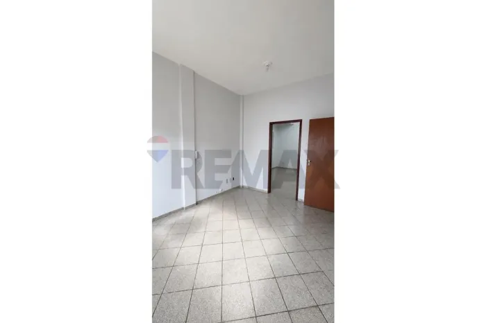 "Sala Comercial no Centro: Locação Imperdível!"