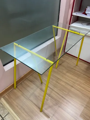 Mesa de vidro com pé de cavalete oppa design