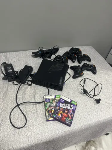 Xbox 360 Slim + Kinect + 6 Controles + 2 Jogos (Lote No Estado)