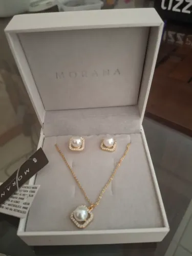 kit com colar e brincos semi joias douradas com pérolas morena 
