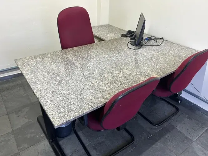 Mesa de Granito com suporte e três cadeiras
