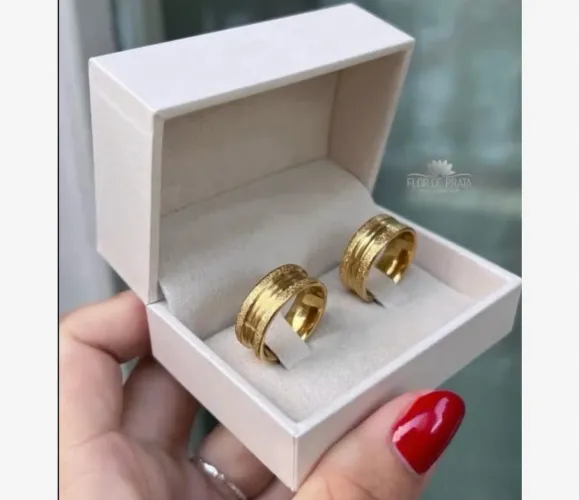 Aliança de casamento aço cirúrgico banhado a ouro 