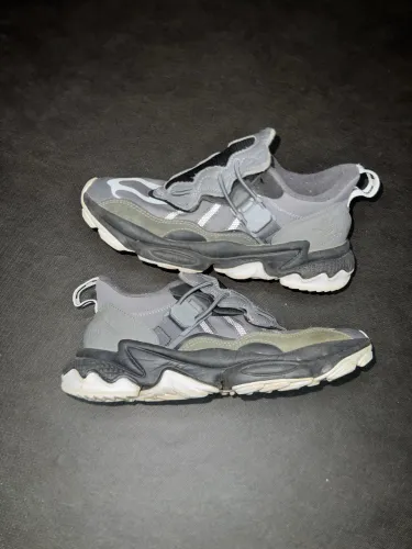 Tênis Adidas Originals Ozweego Flipshield cor cinza e preto