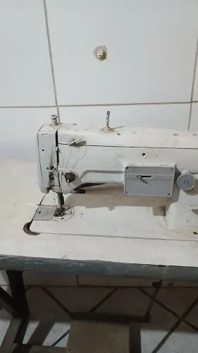 Máquina de costura reta e zigzag.