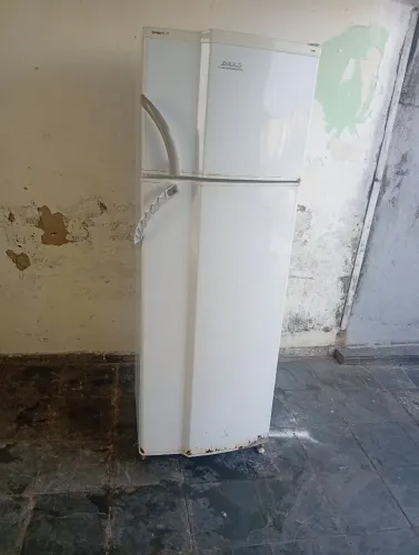 Geladeira Dako pra quebrar galho . Funcionando perfeitamente (127 volts) 380 litros