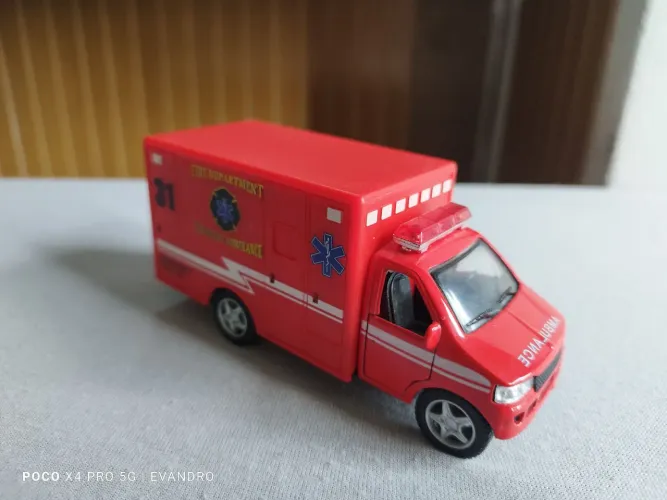 Miniatura ambulância 
