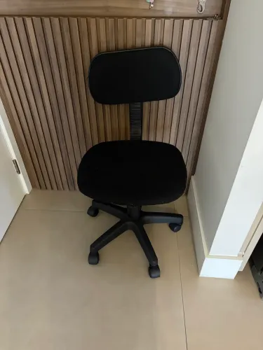Cadeira de escritório semi nova