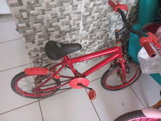 Vendo Bicicleta infantil da cor vermelha