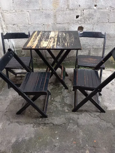 MESA RÚSTICA E 4 CADEIRAS 