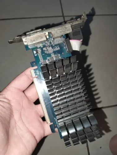 Placa de vídeo GeForce 210 2GB DDR3