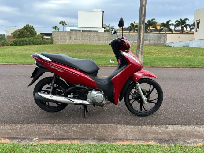Honda Biz 2021 com menos de 15 mil km.