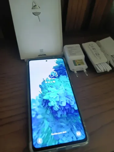 Vendo celular Samsung  s20 todo original não tem nenhum grava com carregador e fone  