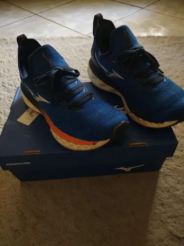 Tênis Mizuno Wave unissex.