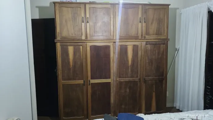 Guarda Roupa de madeira com 8 portas e maleiro separado.