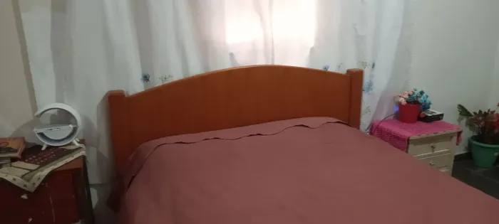 Cama de casal de madeira maciça 