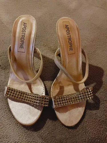 Sandália de salto prateada com strass usada 35